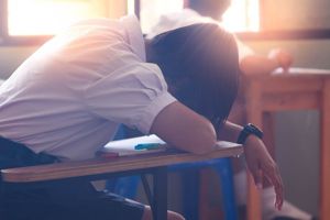 《睏世代》指出，焦慮、憂鬱、慢性壓力等身心健康疾病正襲捲年輕世代，許多起因都是「睡眠不足」。圖／取自Ingimage