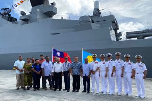 帛琉副總統Raynold Oilouch（右七）造訪敦睦艦隊，與支隊長陳道輝（右六）、我國大使周民淦（右八）合影。圖／引自駐帛琉大使館臉書