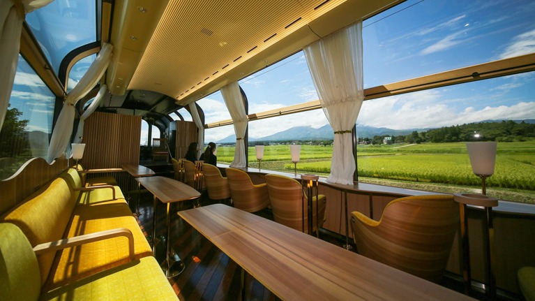 全車只有兩節車廂，最大賣點是擁有最大片車窗的日本觀光列車。 圖片來源／越後心動鐵道雪月花