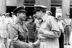 1950年7月31日麥帥（右）在韓戰爆發後訪台，在松山機場與孫立人握手談話，中間正好是蔣中正總統。圖／羅超群攝影、羅廣仁提供