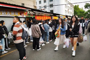 這兩年，大陸上的年輕人突然愛上去逛菜市場，圖為山東淄博八大局市場裡年輕人占大多數。圖／取自取自微博