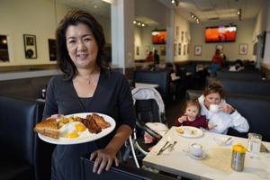 韓裔美國人金珍妮在舊金山開的餐廳以賣早餐為主，店內人氣第一名的早餐是「培根、蛋和薯餅」。美聯社