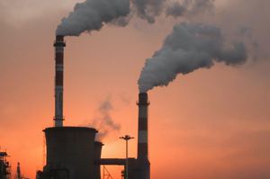 排碳低於2.5萬噸免繳碳費 首波徵收對象剩約470家 