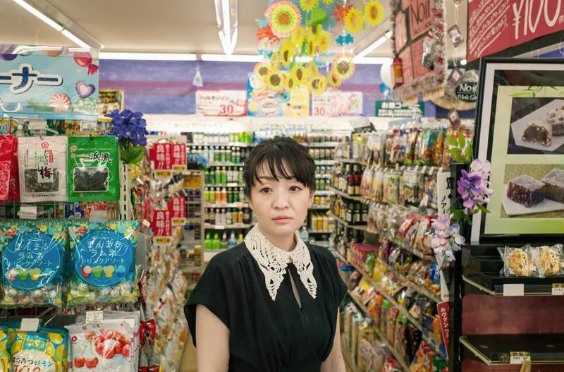 日本女作家村田沙耶香的半自傳小說「便利店人間」被翻譯成30多種語言，銷售逾150萬本。小說的女主人公是便利商店店員，村田本人也在便利商店工作。圖／紐約時報