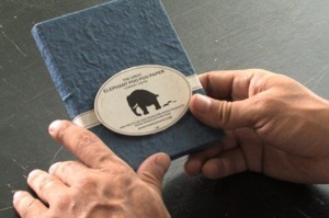 大象糞便造紙！泰國「PooPooPaper」便便筆記本