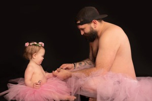 為女兒「爸氣」柔情－壯漢爸陪女兒穿芭蕾粉紅蓬裙
