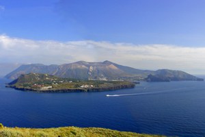 義大利火山島新發現 科學家成功分離出「噬碳」藍綠菌