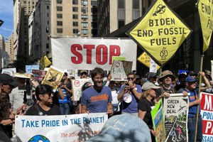 紐約氣候週萬人遊行高喊終結化石燃料 全球 500 場行動響應