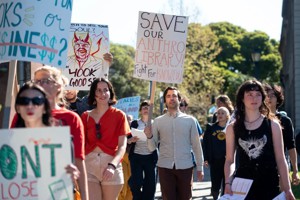 柏克萊加州大學校內近日舉行反對關閉人類學圖書館的遊行活動，其中一名男子舉著寫有「搶救我們的人類學圖書館；為知識而戰」的標語。圖／紐約時報
