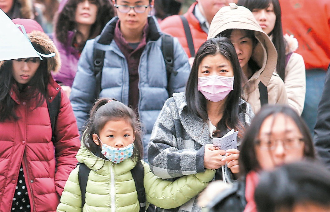 受大陸冷氣團挾帶沙塵及其他空氣汙染物影響，不少民眾出門戴著口罩，抵禦令人不適的空氣。
