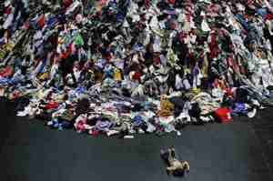 堆成山的二手衣－智利沙漠「被快時尚災難淹沒」