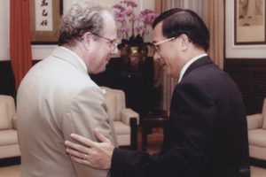 史東曾頻繁來訪台灣，會晤時任總統的陳水扁，欲居中牽線推動兩岸會談。圖／取自史東個人網站