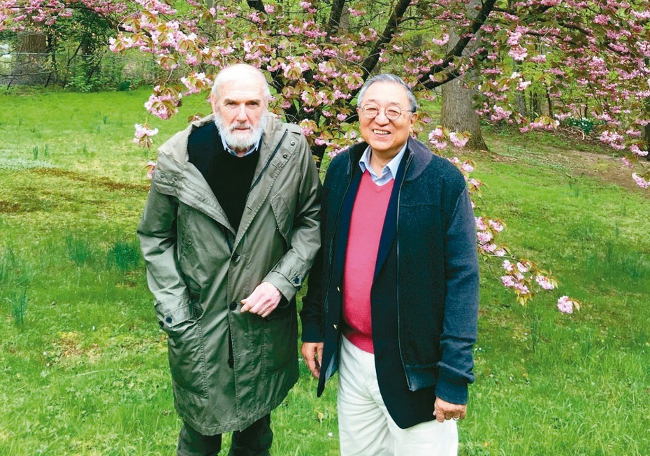 2019年5月，史景遷（左）在自家後院櫻花樹下與鄭培凱合影。 （圖／鄭培凱提供）