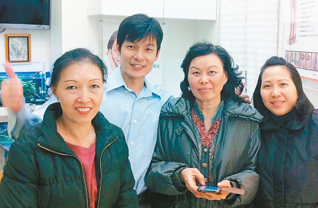 台灣醫療品質馳名，3名印尼籍貴婦揪團旅遊，順便治療靜脈曲張，術後與帥哥醫師陳建彰（左二）合影。