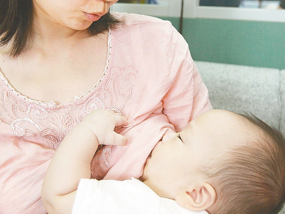 台灣母乳哺育聯合學會調查發現，超過半數媽媽哺餵母乳的時間少於半年。