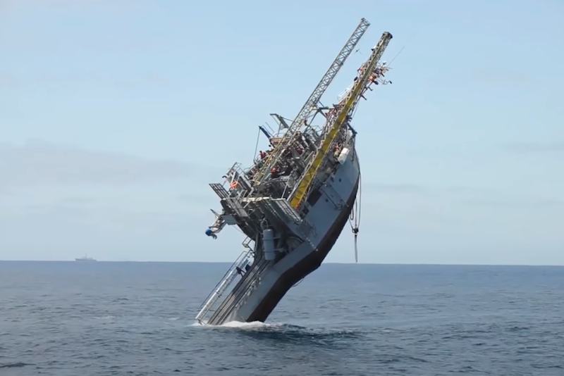 美國海軍研究辦公室的「翻轉號」（RP FLIP）可從浮在海面上的型態變成垂直90度插入海中，成為一座科學研究平台。圖／翻攝自YouTube「Freeze Lists」