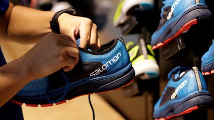 據知情人士透露，Wilson牌網球拍和Salomon滑雪靴製造商Amer Sports已秘密提交在美國首發上市(IPO)的文件。 路透通訊社