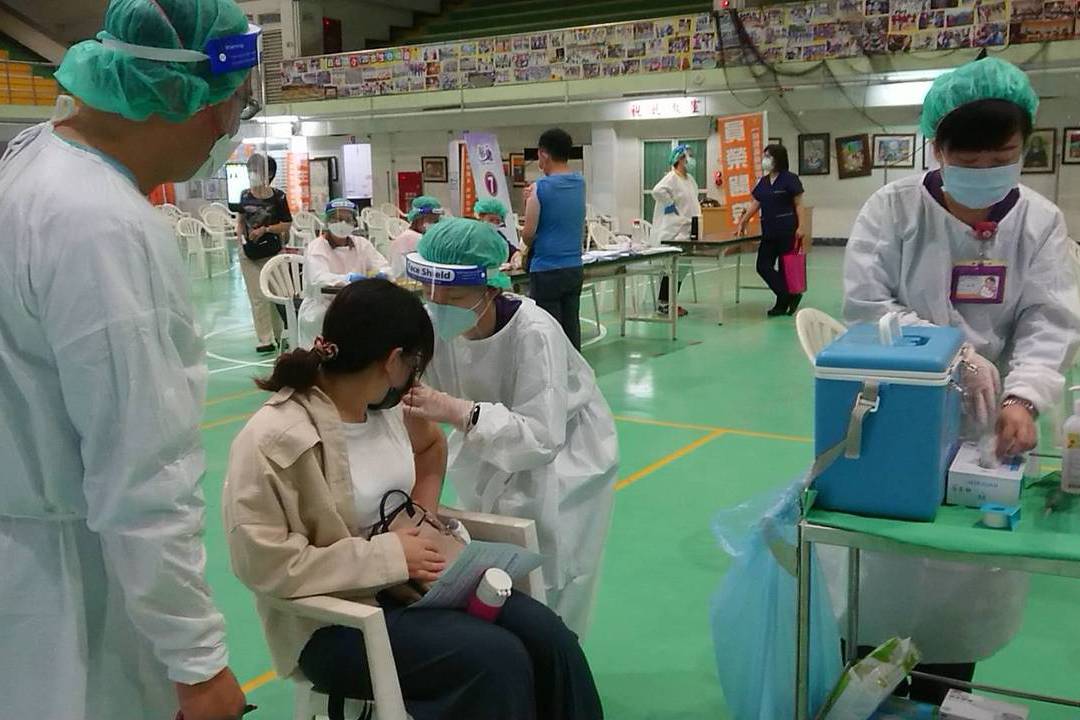 北市前天開放預約接種疫苗至今天中午12時，統計後屬於台北市籍占七成，3成非設籍台北市。接種疫苗示意圖。