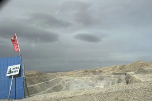 內蒙古烏拉山北麓生態環境遭到嚴重破壞，遍布天坑。圖為北麓荒漠草原上的一處鐵礦坑。 圖／摘自中國新聞周刊