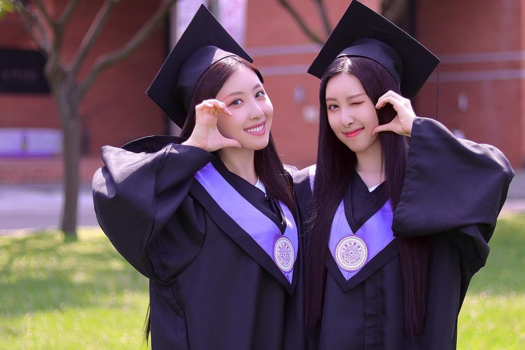 清大畢業！台灣最美雙胞胎曝喜訊 學士照驚呆400萬人