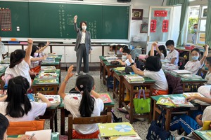 明天開學了，但不少中小學還沒找齊教師，不僅連台北市都有破百代理教師職缺，偏遠國中、國小更是重災區。示意圖。圖／聯合報系資料照片