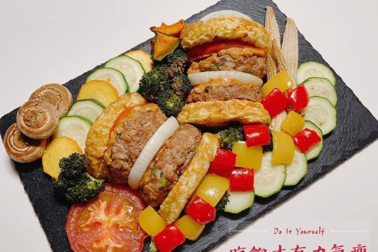 彩虹餐盤🌈減醣料理之勞A頦花生醬蔥肉<u>蛋堡</u>