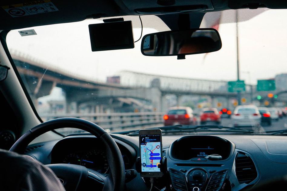 零工經濟正夯，不少人紛紛加入Uber平台，當起全職計程車司機上街載客。圖為示意圖。 圖／unsplash