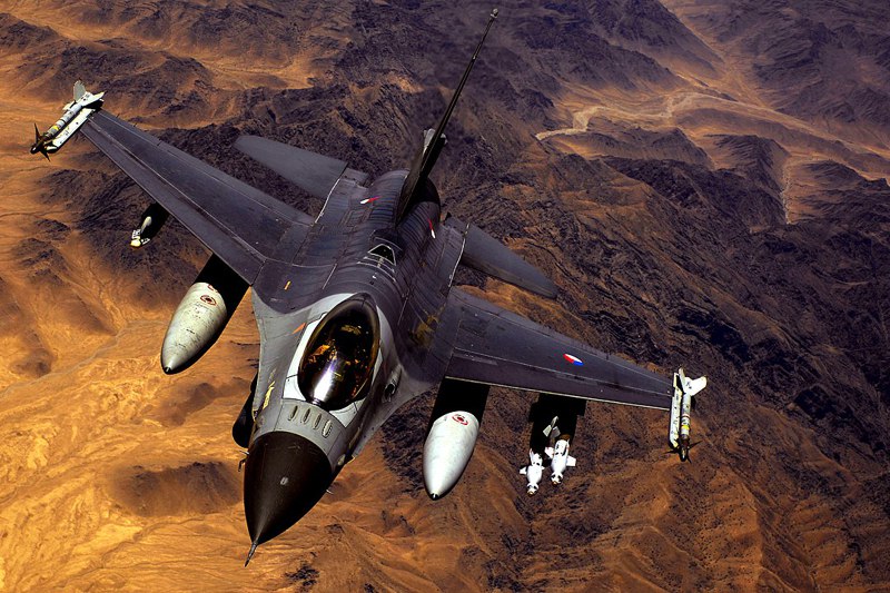 參與阿富汗反恐戰爭的荷蘭空軍F-16，兩翼梢掛載響尾蛇飛彈，左翼下可見雷射導引炸彈。圖／美國空軍檔案照
