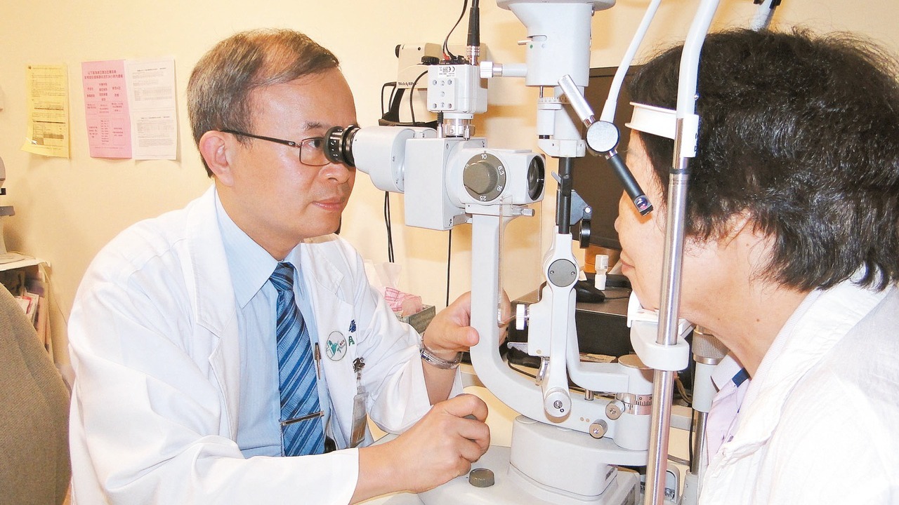 門諾醫院眼科醫師洪世明（左）說，年齡增長，提高了白內障的罹患率。