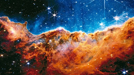 美國太空總署於2022年7月12日星期二提供的這張圖像顯示了史蒂芬五重奏，這是由韋伯望遠鏡的近紅外線相機 (NIRCam) 和中紅外線儀器 (MIRI) 捕獲的五個星系的視覺組合。據NASA稱，這幅馬賽克是由近1,000個獨立的圖像檔案建造而成。 （美聯社）