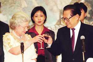 1999年10月21日，時任中國國家主席江澤民（前右）在倫敦駐英使館設宴款待英女王伊麗莎白二世（前左），兩人互相舉杯敬酒。路透資料照片