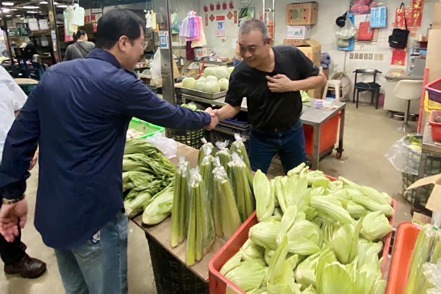 中秋節北農總經理吳芳銘（左）向辛苦的承銷人與攤商致意。圖／取自吳芳銘臉書