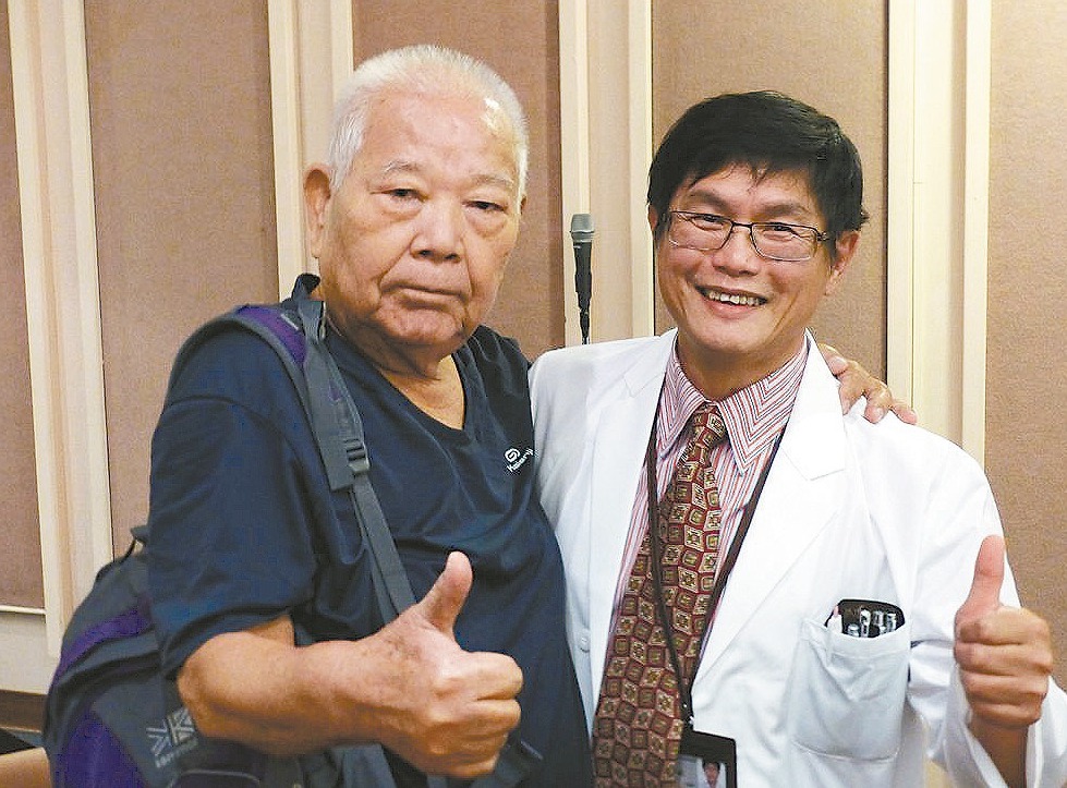 80歲陳姓老翁（左）感謝醫師陳周斌細心治療，讓他可以開心當背包客旅遊。