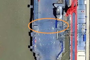 日前網路瘋傳大陸自製航艦福建號甲板出現巨大裂痕的相片。圖／取自推特
