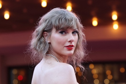 流行天后泰勒絲（Taylor Swift）締造樂壇紀錄，成為史上第一位四度摘下葛萊美年度專輯獎的藝人。（路透）