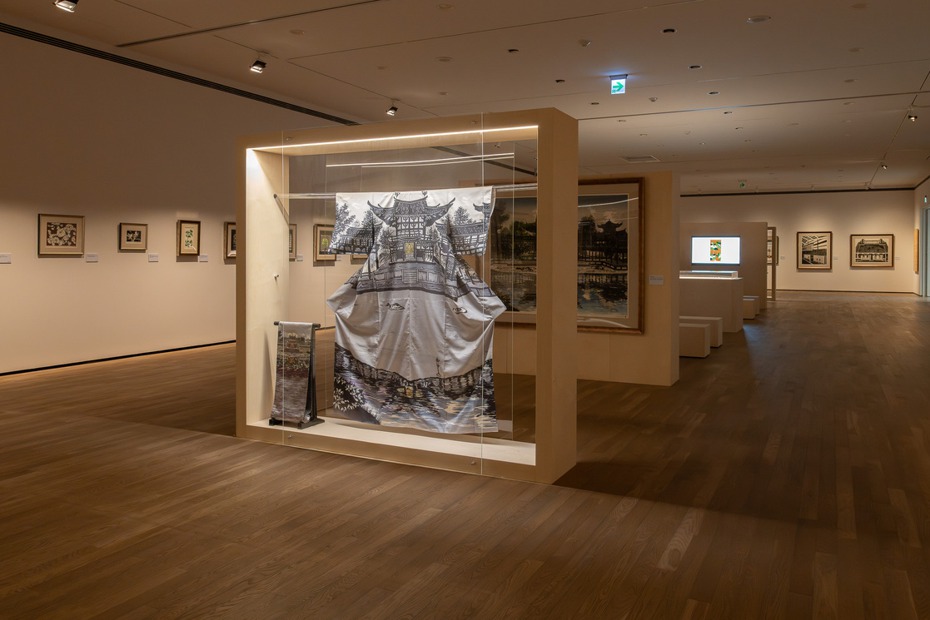 展覽中除了有翁倩玉創作的版畫之外，還有展出以她作品製作成的和服，首度曝光。（照片提供：©️Heemory，攝影：熊谷俊之）