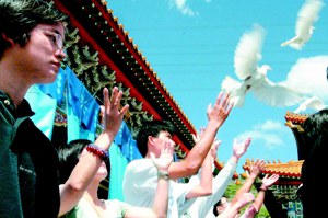 因SARS病毒肆虐奪走生命的台北市和平醫院陳靜秋等7人，2003年9月3日上午入祀北市忠烈祠，家屬放和平鴿代表著白衣天使。圖／聯合報系資料照片
