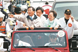 陳水扁總統、呂秀蓮副總統在台南拜票掃街時遭到槍擊，陳水扁腹部中彈後還苦撐揮手，背後的隨扈隨即攔腰撐住他的身體，而呂秀蓮也因腳傷面露痛苦。圖／聯合報系資料照片