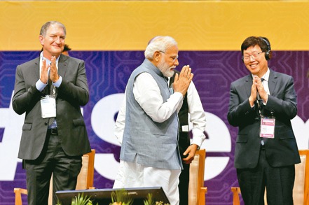 鴻海董事長劉揚偉（右）出席印度半導體論壇，印度總理莫迪（左）親臨致詞。 （路透）