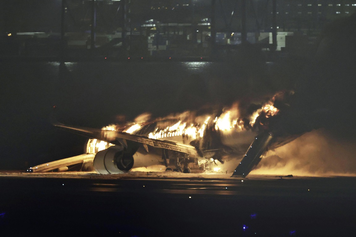 航班大亂！<u>羽田機場</u>班機疑擦撞燒成火球 長榮班機擬轉降其他機場