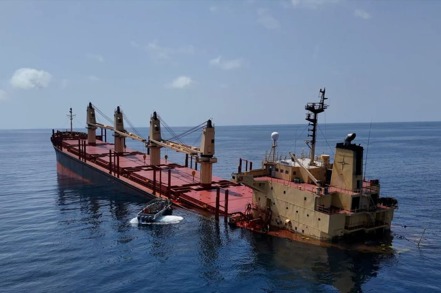 葉門叛軍不僅干擾紅海貨運，連海底電纜也因此受影響。圖為英國所有的散裝貨船Rubymar號在上月遭擊沉，損壞了紅海部分海底電纜。（歐新社） 歐新社