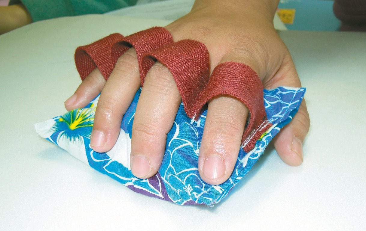 大川醫院附設護理之家護理師設計的「客家花布手握墊」，發揮專業和創意。