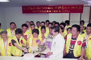 1996年7月2日，台北市振興醫院慶祝亞洲存活最久的心臟移植病患易辦（前排左三）換心8周年。前排右二為振興醫院院長魏崢。圖／聯合報系資料照片