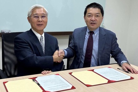 鑽石董事長路孔明（左）與大和生技創投社長Hiroki Narita共同簽署跨境投資合作案。鑽石投資／提供