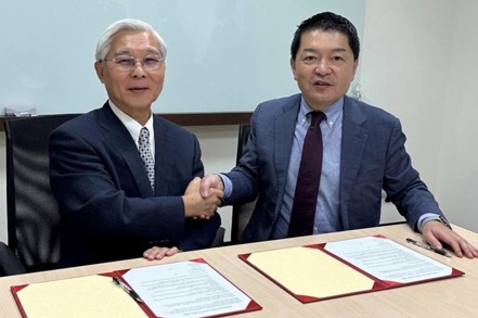 鑽石董事長路孔明（左）日前與大和生技創投社長Hiroki Narita共同簽署跨境投資合作案。 鑽石投資／提供