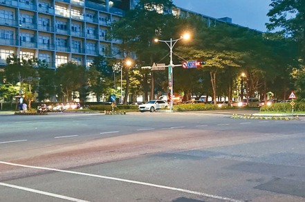 台北市辛亥路及復興南路口路燈由黃燈改白燈，增加路口能見路。 北市府觀傳局／提供