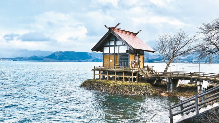 日本最深的田沢湖就位於秋田縣內，湖畔有著名的辰子像，並有御座石神社可參拜。 圖／陳志光
