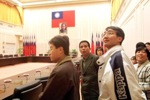 2003年1月1日，民眾參觀行政院大會議室。圖／聯合報系資料照片