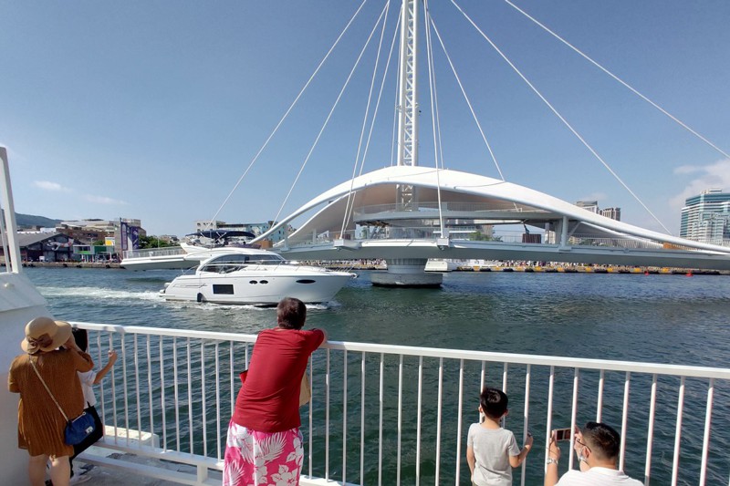 大港橋開橋秀時，有民間遊艇業者熱心跑來當「臨演」，但遊客多以為是港務公司早就安排好的橋段。記者蔡容喬／攝影