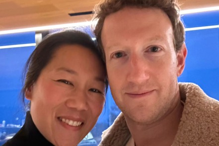 Meta執行長祖克柏在臉書上貼出與妻子的合照。（取自臉書）